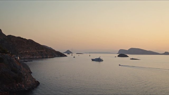 Bonito atardecer en la isla griega de hydra, mucha tranquilidad y barcos a la distancia