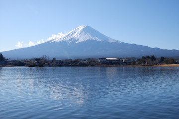 雪の積もった富士山