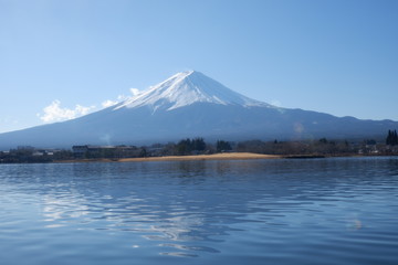 雪の積もった富士山