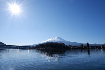 雪の積もった富士山