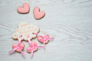 Obraz premium Ginger pink cookies on the white table for Valentine's day. Copy space.