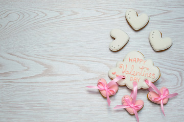 Obraz premium Ginger cookies on the white table. Valentine's day background.