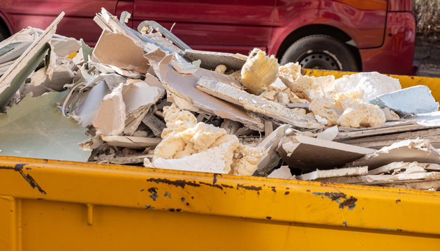 Panorama Container mit Trockenbau Schutt Baustelle	