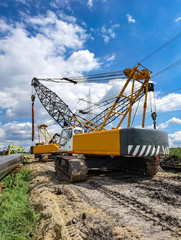 Baumaschinenfahrzeug auf einer Basustelle um die Gaspipeline zu verlegen