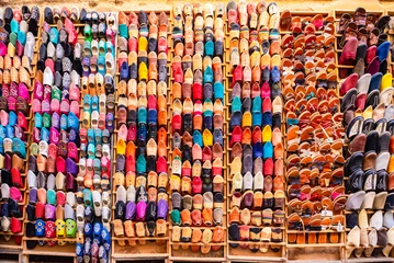 Zelfklevend Fotobehang Marokkaanse markt (souk) in de oude stad (medina) van Fes, Marokko © gatsi