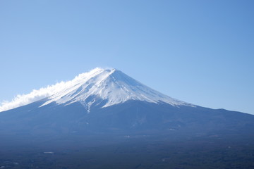 Obraz premium 雪の積もった富士山