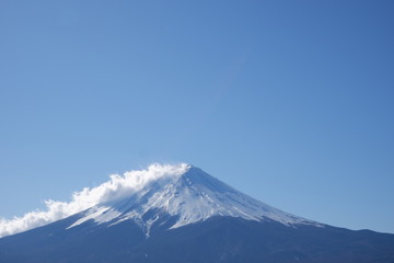 Fototapeta na wymiar 雪の積もった富士山