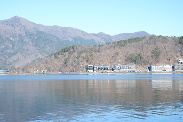 河口湖と山々