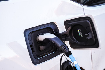 Elektroauto an Ladestation