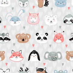 Obraz premium Tło wektor dla dzieci z słodkie dzikie zwierzęta i zwierzęta. Bezszwowe dziecinna wzór z doodle kreskówka kawaii zwierząt twarze i serca. Skandynawska tapeta tekstura wzoru wydruku