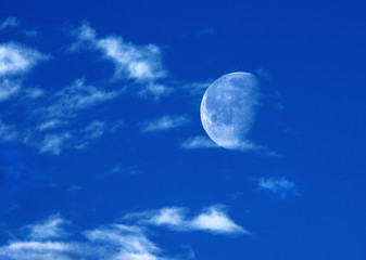 Naklejka na ściany i meble Mond Himmelskörper am Tageshimmel Himmel weiße Wolken Moon