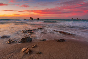 La spiaggia di Settefrati nella baia di Mazzaforno al crepuscolo, provincia di Palermo IT