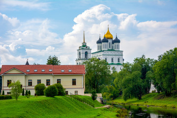 Fototapeta na wymiar Pskov, view of Trinity Cathedral from Park on the Bank of the Pskova river