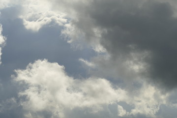 Fototapeta na wymiar Dunkle und weisse Wolken, Dramatisch bewölkter Himmel