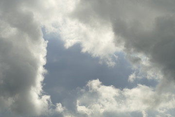 Dunkle und weisse Wolken, Dramatisch bewölkter Himmel
