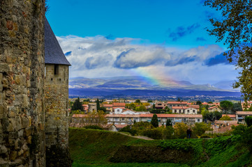 Fototapeta na wymiar Château et fortifications dans un village provençal