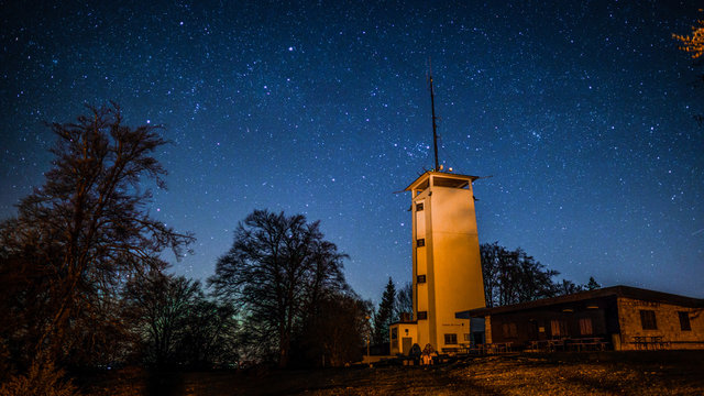 Volkmarsberturm vor dem Sternenhimmel in Oberkochen