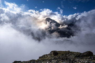 Weisshorn in den Wolken