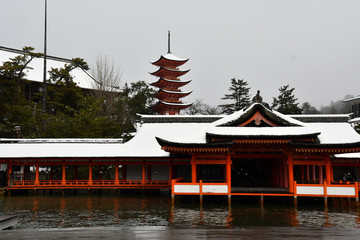 屋根に冠雪した厳島神社