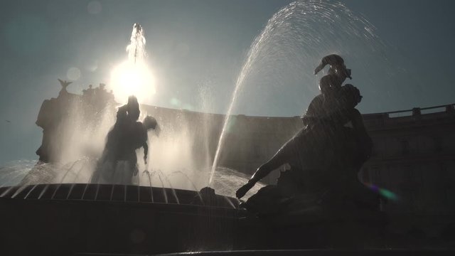 Roma, Italia, Fontana delle Naiadi ii controluce. Giochi d'acqua. Campo Lungo