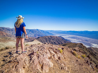 Fototapeta premium Seksowna, krągła kobieta podziwia Krajobraz ze szczytu Dantego View w Death Valley National Park w Kalifornii. To jedno z najgorętszych miejsc na świecie.