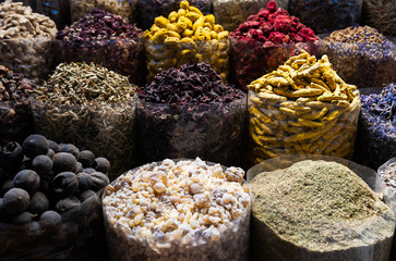 Mercado de especies en la ciudad de Dubai