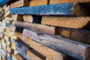 Gestapelte Holzbretter / Sägewerk