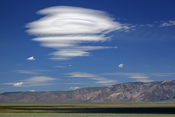Obraz premium Summer landscape of lenticular clouds floating above the White Mountains, California, USA