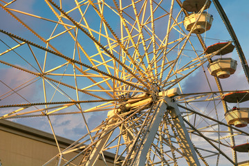 Obraz premium An old fashioned ferris wheel against a blue sky