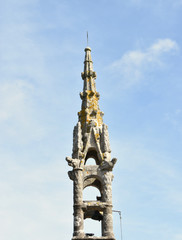 Fototapeta na wymiar Un clocher en Bretagne comme il en existe tant et ses sculptures si fines