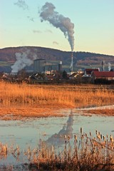 Die Ederauen in Obermöllrich mit der Zuckerfabrik Wabern im Hintergrund