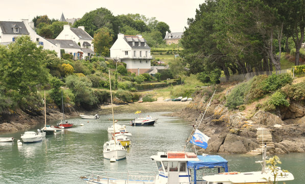 La ria de Doelan avec ses bateaux de plaisance magnifique paysage breton melant architecture bretonne et oc&eacute;an