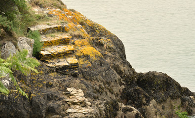 Imposants rochers et falaises le long de la côte bretonne dans le Finistère