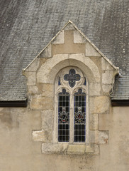 En Bretagne, détail d'un vitrail d'une chapelle bretonne dentelle sculpture