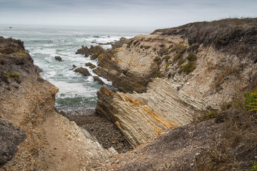 Fototapeta na wymiar Waves crashing on rocks at Montana de Oro, California