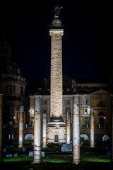 Obraz premium Foro Traiano and Traiano coloumn in the night