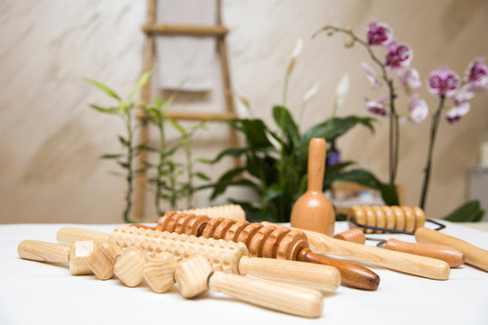 Wooden equipment for anti-cellulite maderotherapy massage