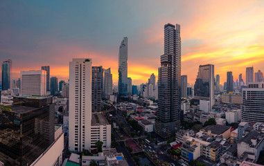Obraz premium sunset rooftop view skyline bangkok twilight, office buildings, living, condominium in bangkok city skyline top view Downtown and business office bank financial in capital city of thailand asian 