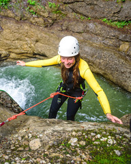 Teenager beim Abseilen in die Schlucht