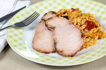 assiette de riz, ratatouille niçoise et rôti de porc