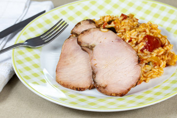 assiette de riz, ratatouille niçoise et rôti de porc