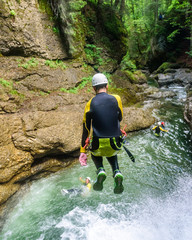 Beherzter Absprung von einer Klippe im Canyon