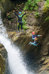 Begeisterung beim tollkühnen Sprung in einen Wasserfall