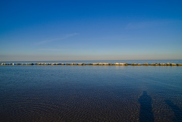 Ombre riflesse sull'acqua del mare