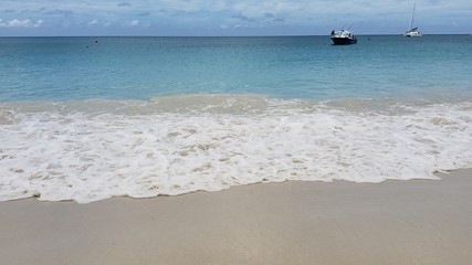 Vagues sur une plage des Seychelles