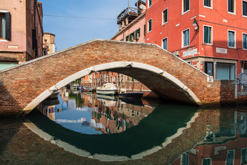 Fototapeta na wymiar Historische Gebäude in der Altstadt von Venedig in Italien