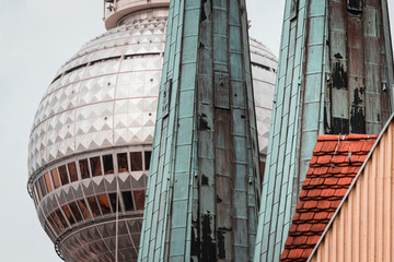Fototapeta na wymiar Fernsehturm und Nikolaikirche