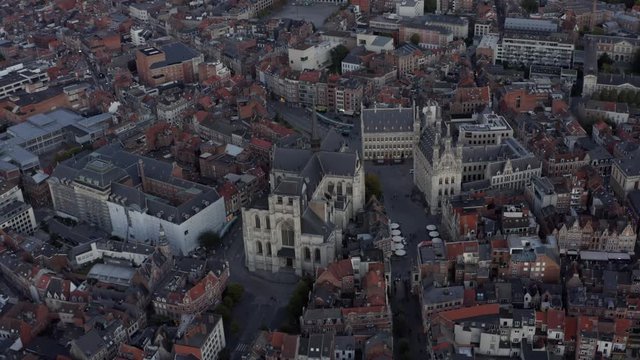 Leuven centrum Sint-Pieterskerk Stadhuis Luchtbeelden vlak voor zonsondergang