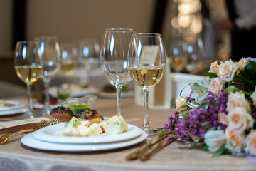 Chic and elegant, gold-plated cutlery and white plates.