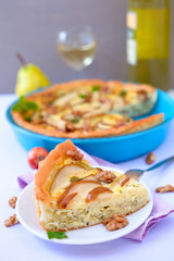 Zwiebelkuchen mit Birnen und Nuss	